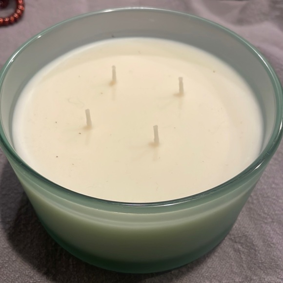 simply indulgent Accents Huge 2 Oz 4 Wick Candle Light Fresh Scent